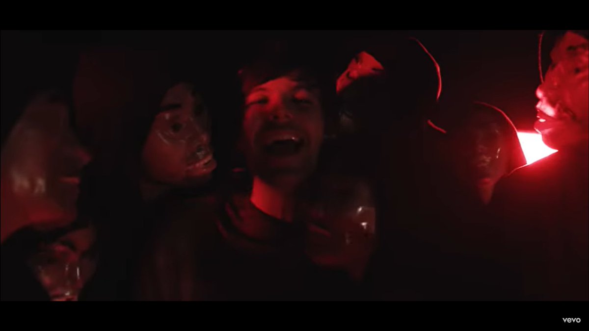 tomlinsonmadeit's tweet photo. quem entendeu, entendeu #WallsMusicVideo https://t.co/zP7LCAnESc