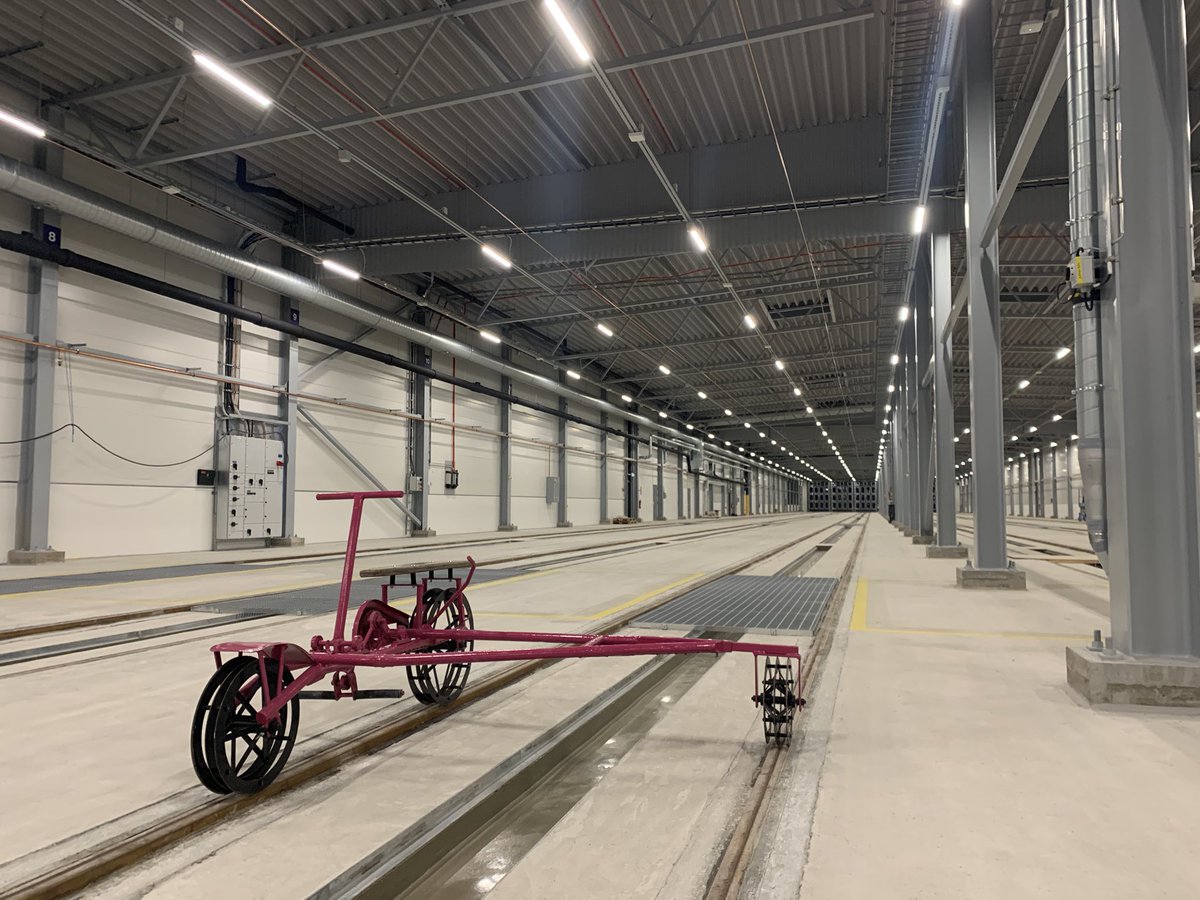 sidekisko's tweet photo. #rata2020-alkulämmittelyksi visiitti Tampereen ratikan varikolle. Valmiilta alkaa näyttää, itse ratikan tilalla on vielä kuitenkin #resiina. #tampereenratikka https://t.co/QQpidYydmr