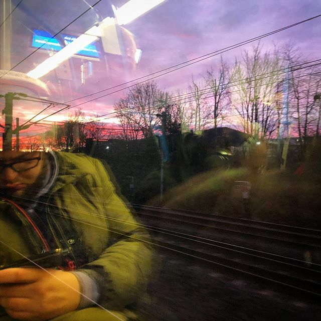 anormalbloke's tweet photo. #commuter #sunrise #thameslink https://t.co/xkJNiEw0U2 https://t.co/S6Lw1ZZKar