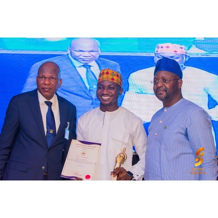 starzvisual's tweet photo. @TheOnlyOlogi was one of the awardees @royalawards.organised by the @Ooniadimulaife.
π·: @AdegbaBlessed
#100InspiringNigerianYouths
#Ooniawards #ileifephotographer #inspireafrica #youthwithavision
#starzvisual https://t.co/vqgX8ob8Ii