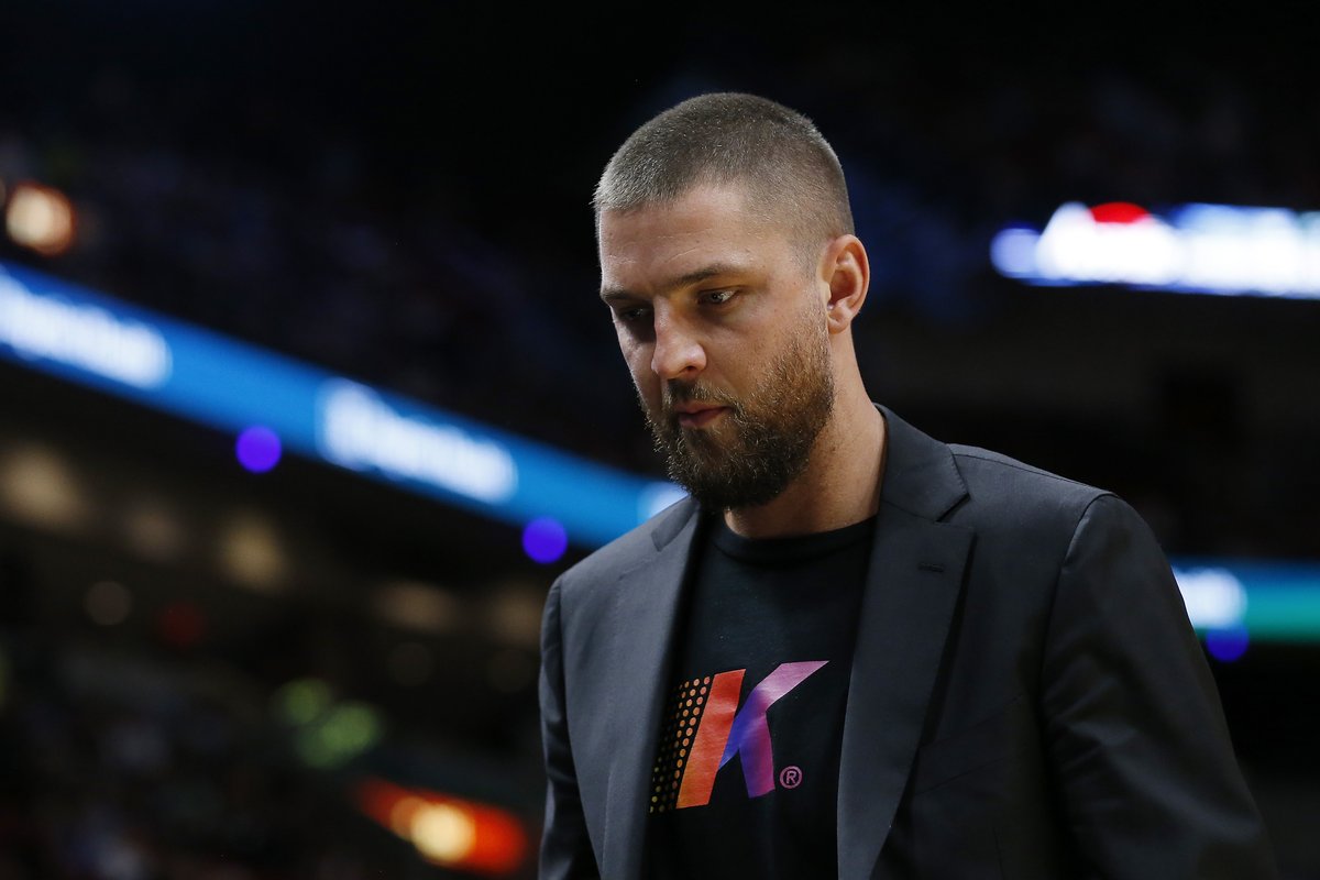 BleacherReport's tweet photo. Chandler Parsons says he suffered potentially career-ending injuries in a car crash, per @ChrisBHaynes.

The driver who allegedly caused the crash was arrested for DUI.

Prayers up for the Hawks vet 🙏 https://t.co/gvpeUJCPrr
