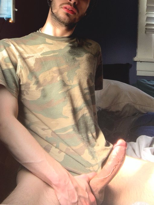 Watch 𝐌𝐚𝐭𝐭 𝐁𝐫𝐚𝐝𝐥𝐞𝐞's leaked NSFW photo on TwXstars