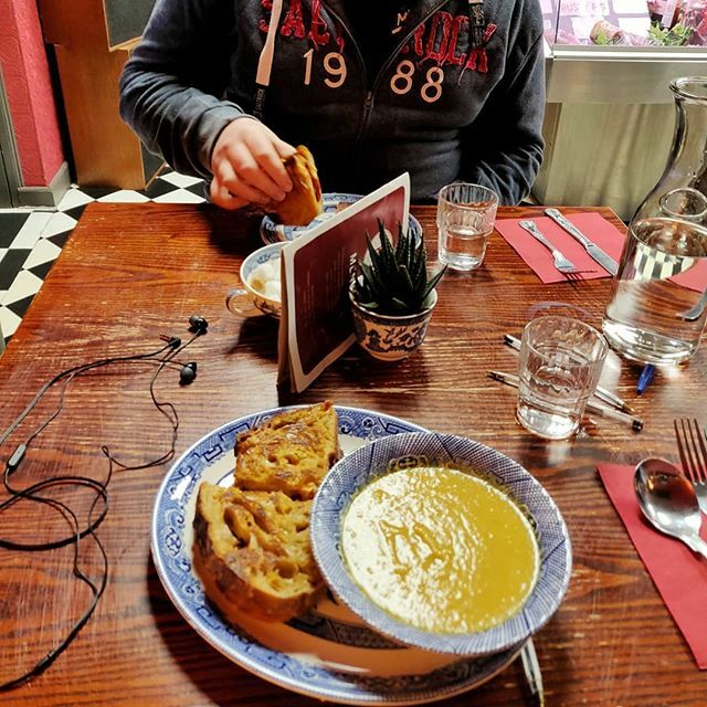 AdamJohnStock's tweet photo. @ebdons_exeter serving up the TASTIEST lunches 🤤 chorizo, pumpkin + sweet chilli toasted sourdough sando with curried parsnip soup!! .
.
.
#toastie #lunch #exeter #devon #inexeter #sidwellstreet https://t.co/pH2l5NEK4Y https://t.co/O5SayXTxjX