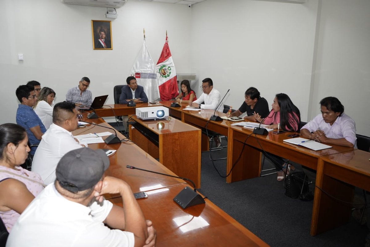 viviendaperu's tweet photo. El #MVCS, a través del #PMIB, presentó a los dirigentes de la comunidad shipibo-konibo de Cantagallo, el cronograma para el inicio del proyecto habitacional que se ejecutará en la zona, y dará solución definitiva a los damnificados del incendio registrado en noviembre del 2016. https://t.co/Y0vnY3nln0