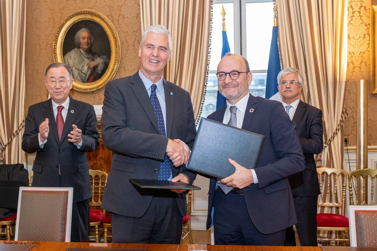AFD_en's tweet photo. We signed a partnership with @gggi_hq, in the presence of #BanKiMoon. It aims at facilitating and promoting innovative solutions to #ClimateChange: support for NDCs implementation #ParisAgreement, access to #ClimateFinance, and support to the development of #greengrowth policies https://t.co/2DXXfltIFb