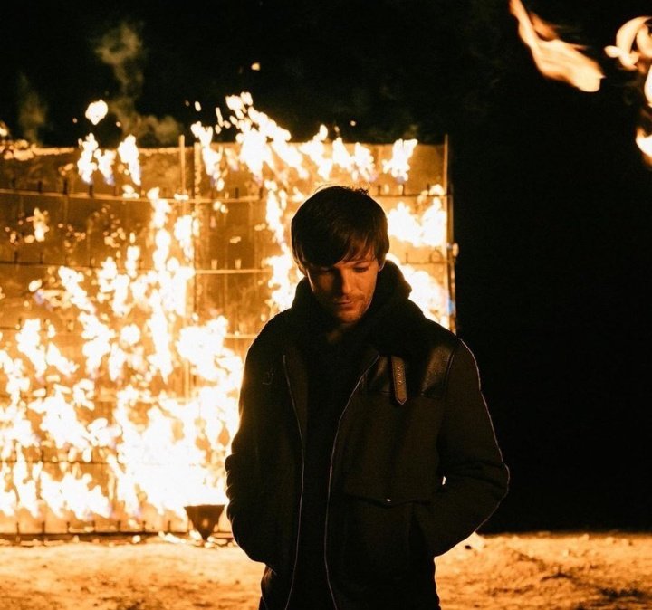 Explicación del vídeo de Walls (MI TEORIA CONSPIRATIVA) con la vida de LOUIS TOMLINSON; ABRO HILO 

Miren, la verdad es que estoy bien loca pero estoy flasheando esto desde ayer Y ES QUE TENGO TANTO QUE DECIR DIOS DENME BOLA QUE LES VOY A REVENTAR LA CÚSPIDE.