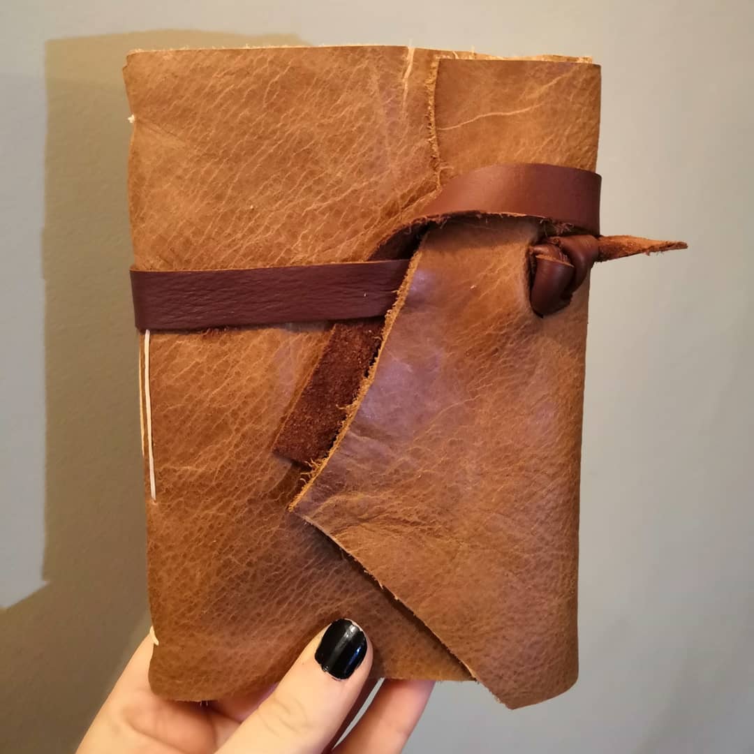 lonesoulstudio's tweet photo. Little raw edge leather notebook made for a friends birthday #rawedgeleather  #creative  #contemporaryartist #paperart  #papercrafts #bookarts #artistsbooks #handmadebook #handmadebooks #bookbinding #nonadhesivebinding #leatherjournal #leatherboundjournal #handmadejournal https://t.co/ppXuCskzpK