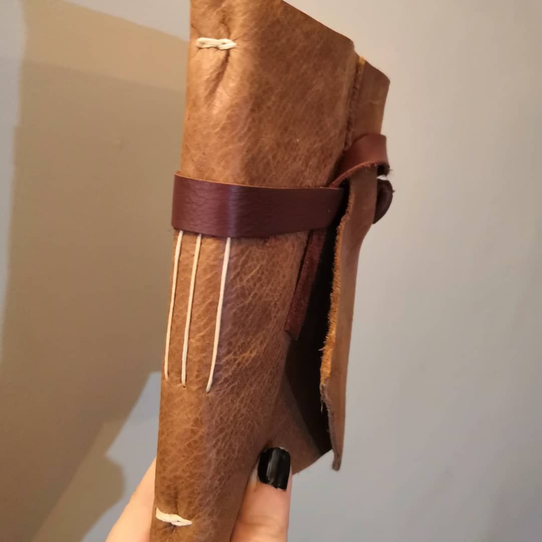 lonesoulstudio's tweet photo. Little raw edge leather notebook made for a friends birthday #rawedgeleather  #creative  #contemporaryartist #paperart  #papercrafts #bookarts #artistsbooks #handmadebook #handmadebooks #bookbinding #nonadhesivebinding #leatherjournal #leatherboundjournal #handmadejournal https://t.co/ppXuCskzpK