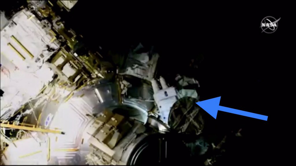 spaceexplore's tweet photo. Fin de sortie #EVA63 pour les astronautes @Astro_Jessica et @Astro_Christina @NASA qui commencent de rentrer au sas. Il ne reste plus que quelques babioles à faire. @Space_Station https://t.co/oavO7SYvKr