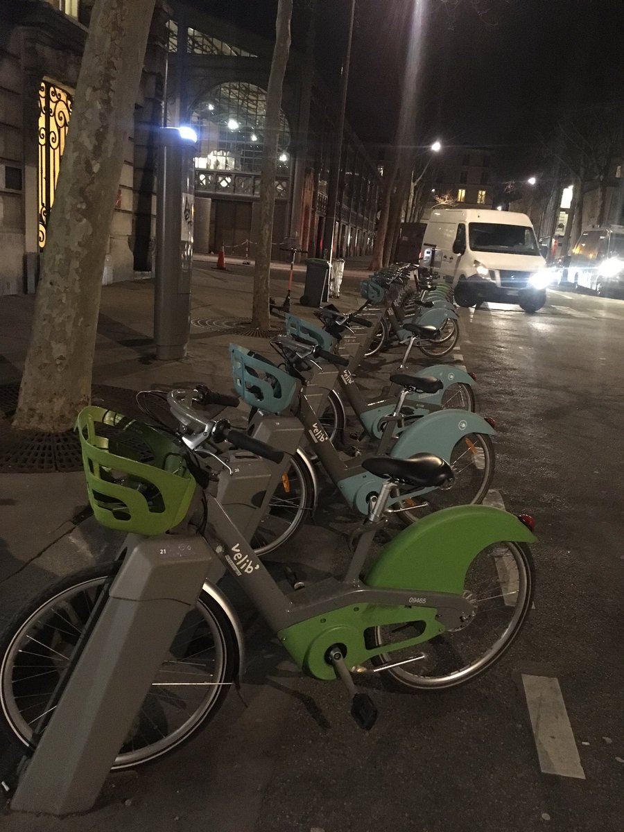 Alice_Mrtt's tweet photo. @Velib une station pleine (miracle) mais tous les velib bloqués. Comment fais-je ? https://t.co/uCcdXSYGXh