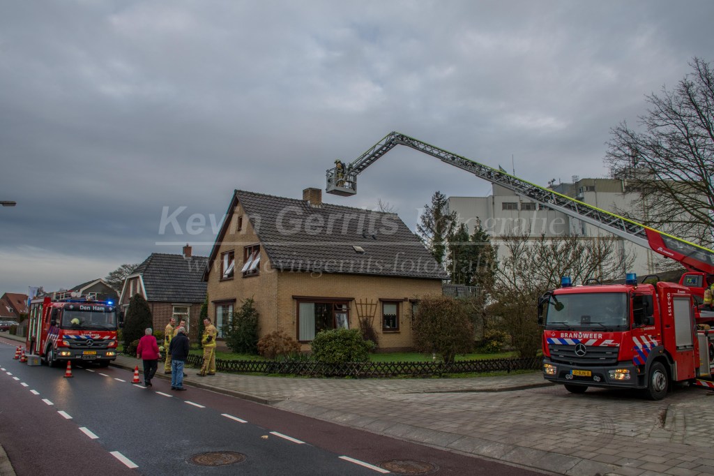 Brandweer rukt uit naar een schoorsteenbrand in Den Ham..