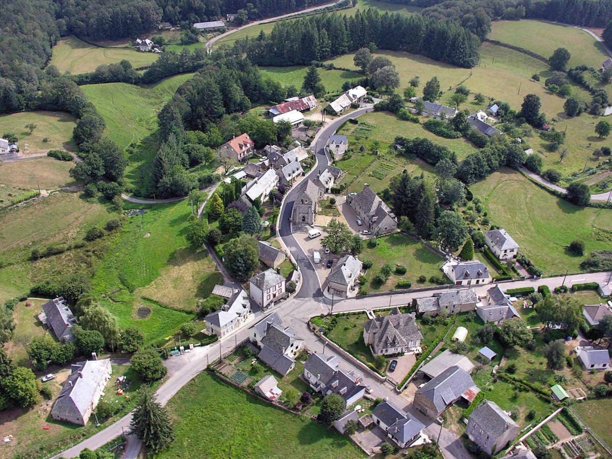 VillesVivantes's tweet photo. Terre de présidents &amp; d’écrivains à succès✍🏻, la #Corrèze nous ouvre ses bras ♥️ VV se lance dans la mêlée 🏉pour soutenir le territoire Xaintrie Val Dordogne dans un but : redynamiser l’habitat ancien et voir s’y installer de nouveaux habitants ! #attractivité #logement https://t.co/ruYbvOl0sM