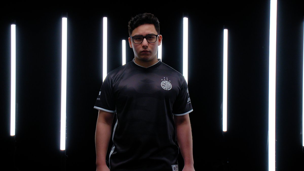 BrokenBlade's tweet image. Hey guys, now that our new jerseys are out we are doing a giveaway. Retweet and comment your jersey size for a chance to win!