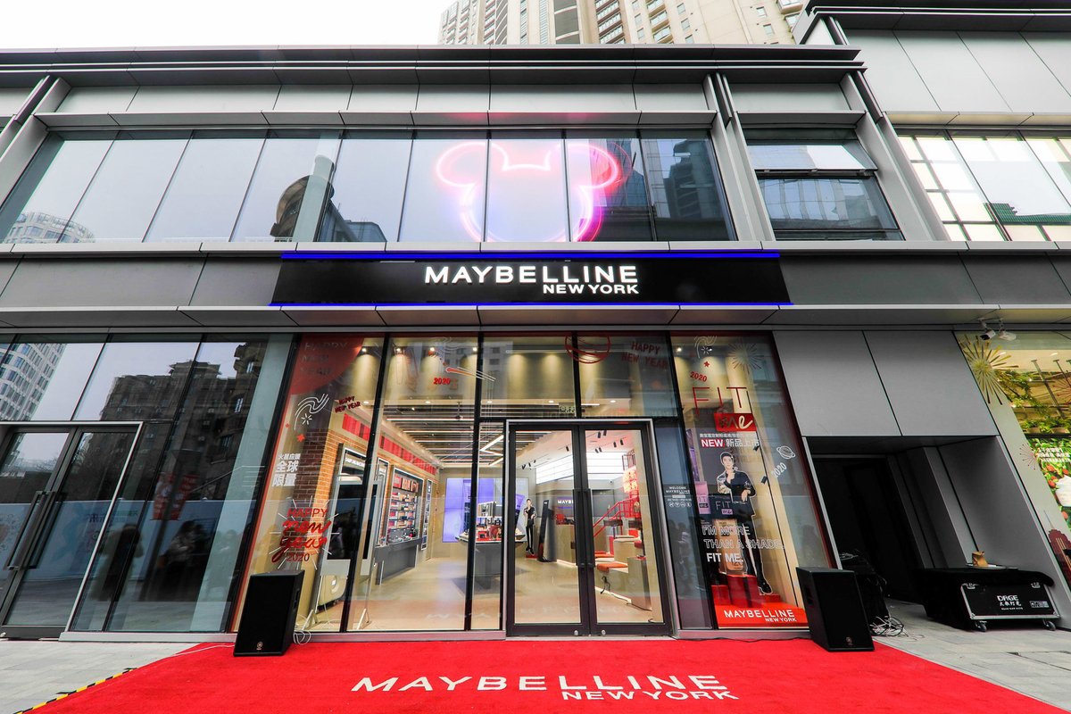 frogdesign's tweet photo. Saturday, @Maybelline launched its first flagship store in Shanghai! Congrats to our frogs on the second Places project built in less than a year. Thank you to Han-Yi Shaw, Jeff Sharpe, Florence Guiraud and the whole #frogSH team for the incredible effort. https://t.co/nU7sEmu8Lf https://t.co/Gbes0MiasT