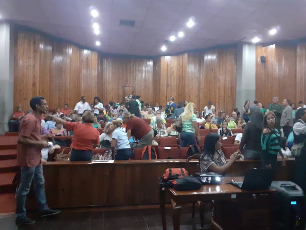 GirardotConcejo's tweet photo. #Almomento Taller sobre uso y manejo del Petro y Criptomoneda, desde el auditorio del Concejo Municipal de Girardot, dictado por la universidad Bolivariana de Aragua. #Girardotconcejo #PetroCriptomoneda https://t.co/dkVnLrA2eQ