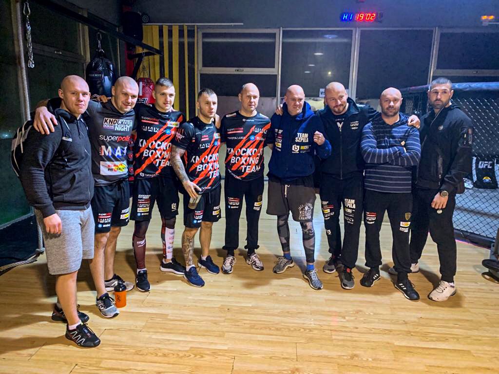 knockoutprm's tweet photo. Ekipa Knockout Boxing Team w komplecie w (deszczowej) 🇪🇸 💪

Rozpoczynamy przygotowania do 2 walk o MŚ! 🏆🥊

@szpilka_artur @KrzysiekGlowka @Boks4ever @boxingfun @MandesR @KrolJagiello https://t.co/q25hLIOchK