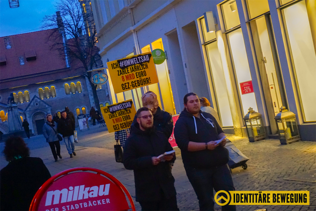 Auch in Braunschweig waren identitäre Aktivisten auf der Straße, um auf die ideologische Verfilzung der öffentlich-rechtlichen Medien aufmerksam zu machen. Mitmachen unter: hallo-meinung.de/gebuehrenaktion

#Umweltsau #WDR #Rundfunkbeitrag #Braunschweig