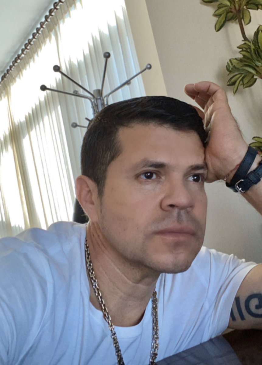 j_medina37's tweet photo. ahora si me agarraron serio y pensando..break de media hr en casa.ando movidito.madrugué y ahorita me agarrò un sueñooo😆😆🤦‍♂️ https://t.co/tundARgDs6