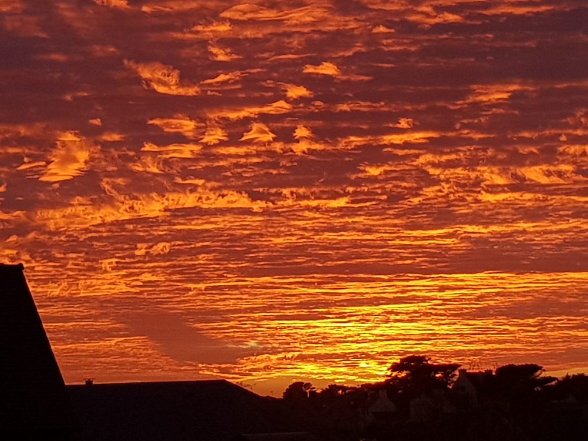 #emojibzh

Ciel de feu Breton ....magnifique magique #FinistèreNord