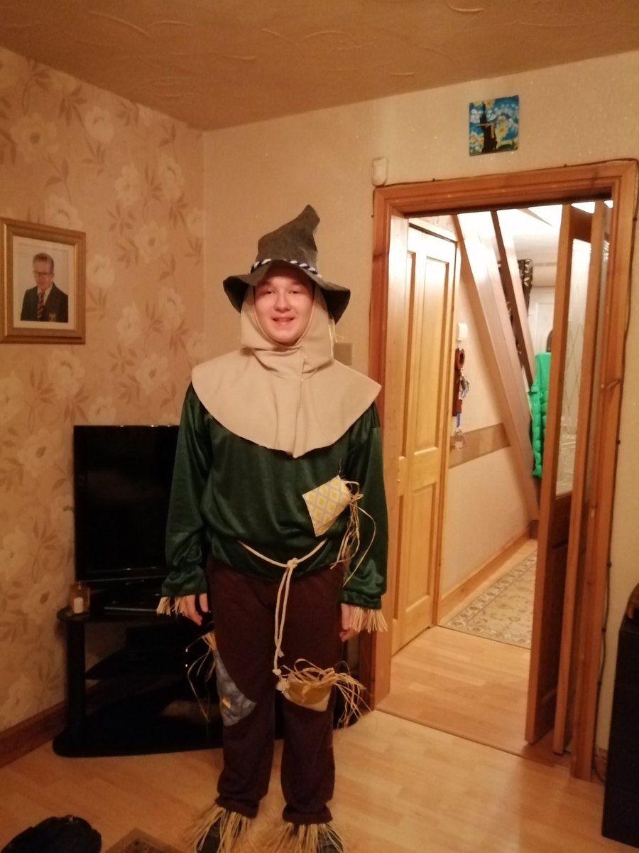 vbrad06_payne's tweet photo. Wizard of Oz, The Scarecrow is ready and waiting. Just need a brain 😂🌈🌪️🧠 #showtime #wizardofoz #jazzhands @abishopmgshows @ArchbishopMrs @archbishopmghs @Non_House https://t.co/Grv6nZ6Pxn