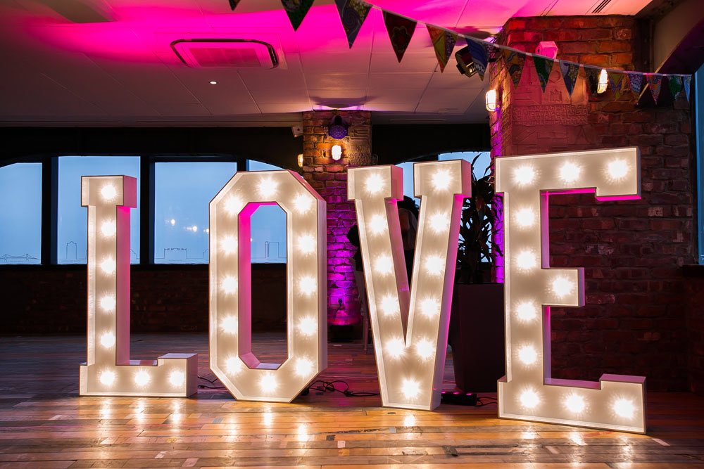 VenueAtmosphere's tweet photo. As we look forward to the month of love ❤️, our venue @londonskybar will be painting the town red for Valentine’s. On 14th &amp; 15th Feb discover their packages to spoil your loved one, as you look out over the glittering city below. Book here https://t.co/JoyUkXSPT8 #ValentinesDay https://t.co/cHQTLu55nA