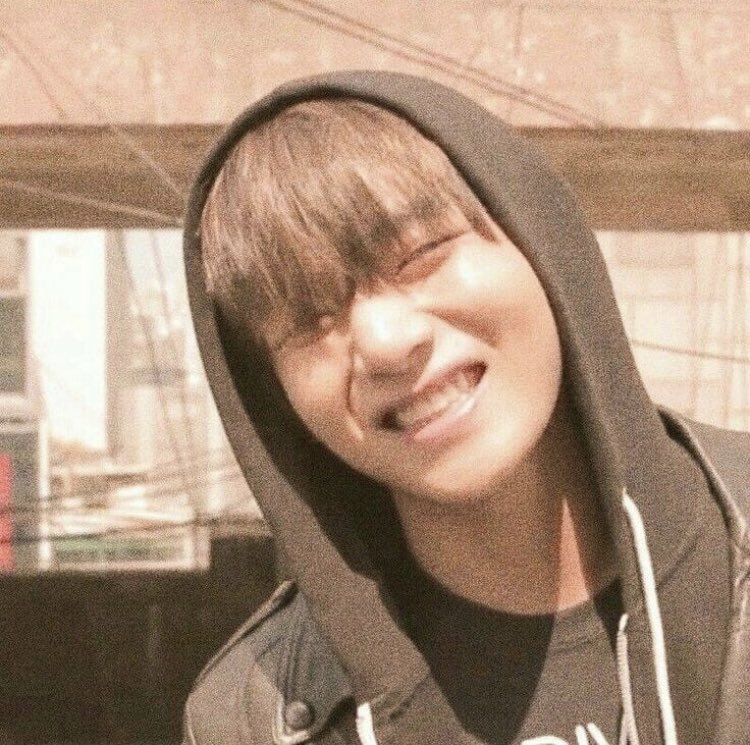 No one serves looks like Kim Taehyung. But when he scrunches his nose and shows those perfect teeth in that boxy smile? Well, punch me in the face and call me sweetheart.