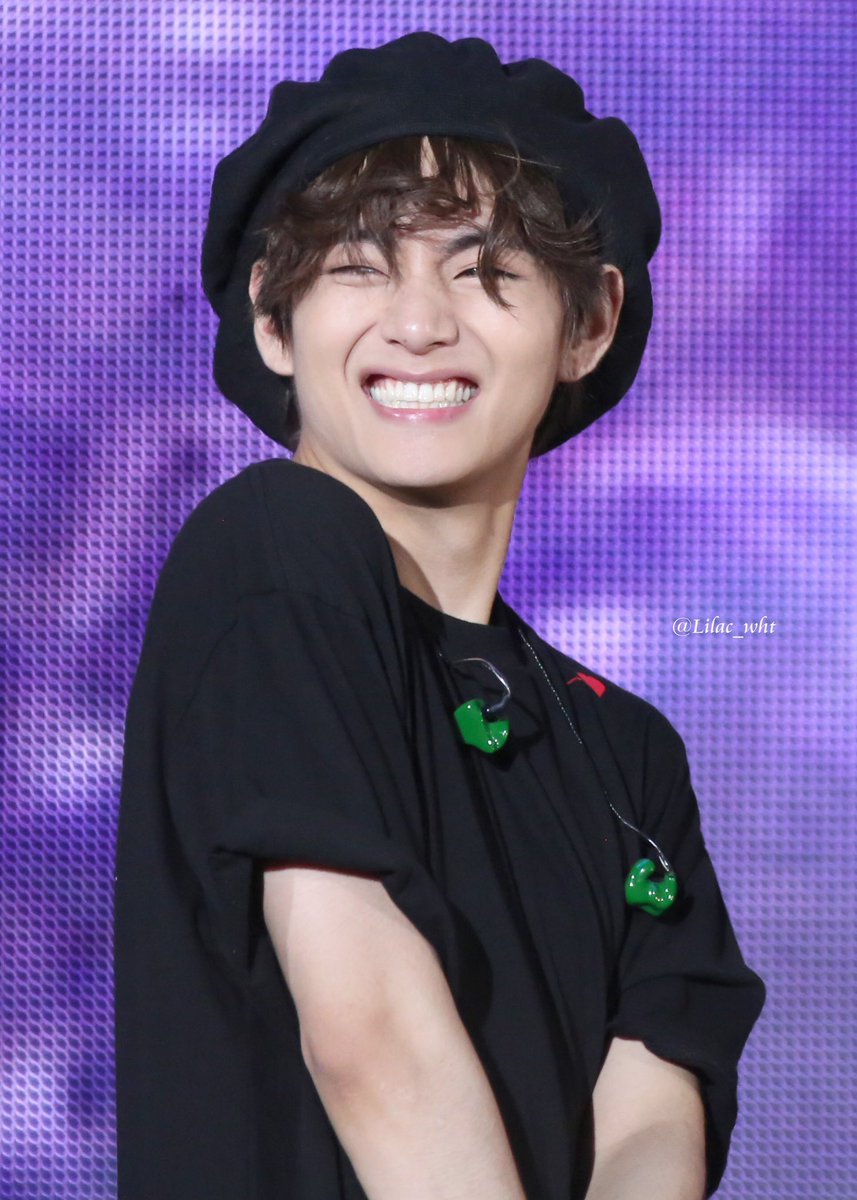 No one serves looks like Kim Taehyung. But when he scrunches his nose and shows those perfect teeth in that boxy smile? Well, punch me in the face and call me sweetheart.