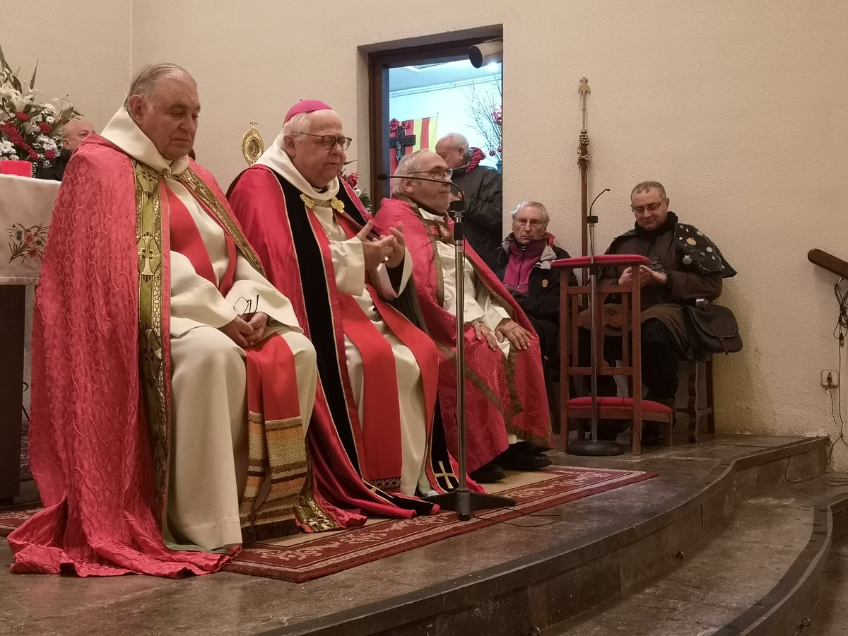 📸 El <a href="/BisbePardo/">Bisbe Francesc</a> als participants al #Pelegrí d'enguany: "Donem gràcies a Déu perquè heu pogut fer el camí. I demanem a #SantSebastià que ens protegeixi de les pestes modernes que ens poden deshumanitzar i fer mal". #SCFarners #TossadeMar #Tossa #laSelva