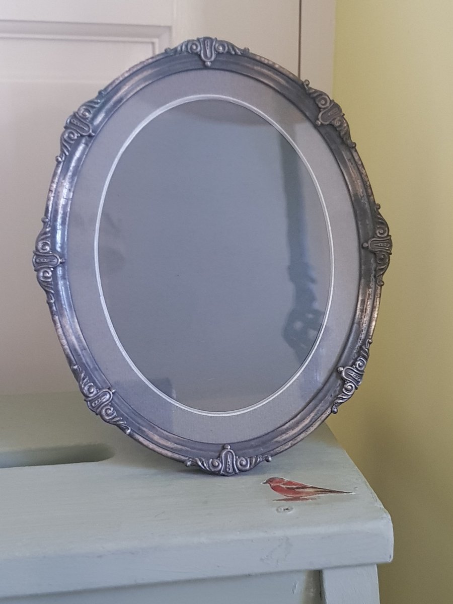 CalicoFinds's tweet photo. Excited to share the latest addition to my #etsy shop: c1930s oval Art Deco style metal picture frame. Antique/vintage photograph frame. Reprah stamp on back. Gift idea. https://t.co/buI22ZIc7E #supplies #metal #silver #livingroom #artdeco #ovalpictureframe #metalpictu https://t.co/JNA2VYo4TV