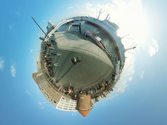 tibfox's tweet photo. If the winter sun is coming out on Sundays, you wouldn't be alone in the city :P But you will also see a lot of street musicians, artists and many many happy faces.
#landungsbrücken #landungsbrückenhamburg #hamburg #germany #360camera #360cameraangles #360cam #gopro #gopromax #g https://t.co/5tH1kbSai1