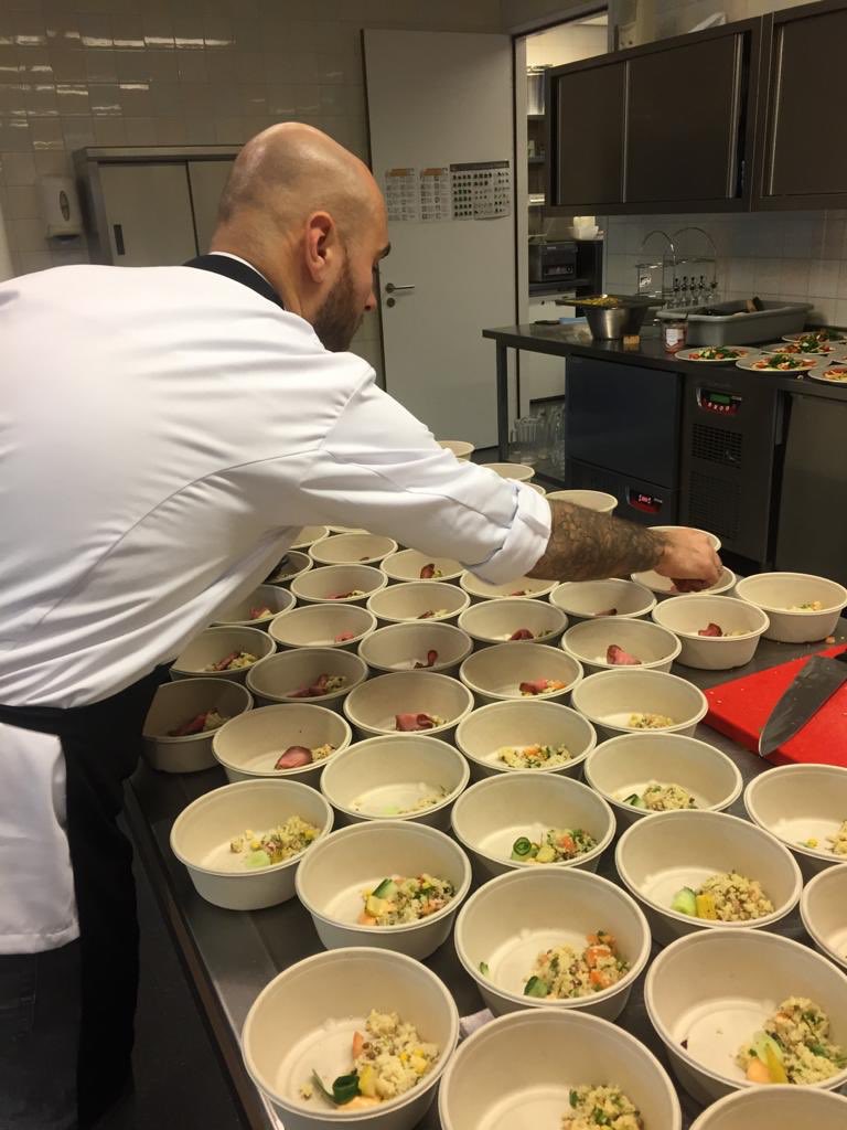 Ferryvandaal's tweet photo. Vandaag iedereen binnen @SAP_Nederland een gratis “beef & tabouleh” salade geserveerd!
350 stuks! #winner #horecava #misset @EurestNL https://t.co/g2SzH7Fk1z