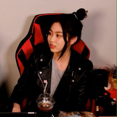 clcomfortzone's tweet photo. during one vlive, eunbin kept saying she was sydney and seunghee was diane. sydney and diane are a lesbian couple from the tv show 'gypsy', eunbin said she was really into the show. (2019) https://t.co/hUSZVWmJ0e