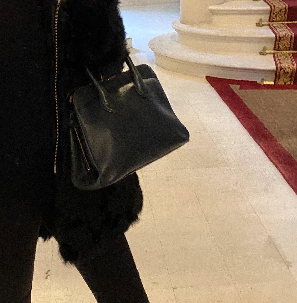 a_agamn's tweet photo. Je me suis fais voler mon sac aujourd’hui sur les Champs Elysées. C’est un Yves Saint Laurent bleu marine qui a une grande valeur sentimentale pour ma mère. Si qqn le trouve sur un site de revente (Vinted, ebay,...) merci de me prévenir je serais prête à le racheter https://t.co/UHUy72qPJe