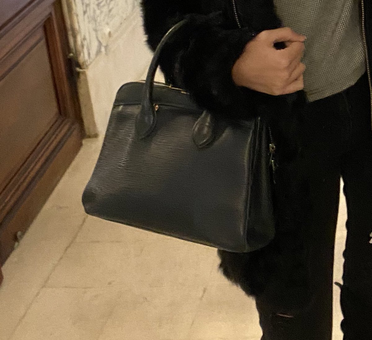 a_agamn's tweet photo. Je me suis fais voler mon sac aujourd’hui sur les Champs Elysées. C’est un Yves Saint Laurent bleu marine qui a une grande valeur sentimentale pour ma mère. Si qqn le trouve sur un site de revente (Vinted, ebay,...) merci de me prévenir je serais prête à le racheter https://t.co/UHUy72qPJe