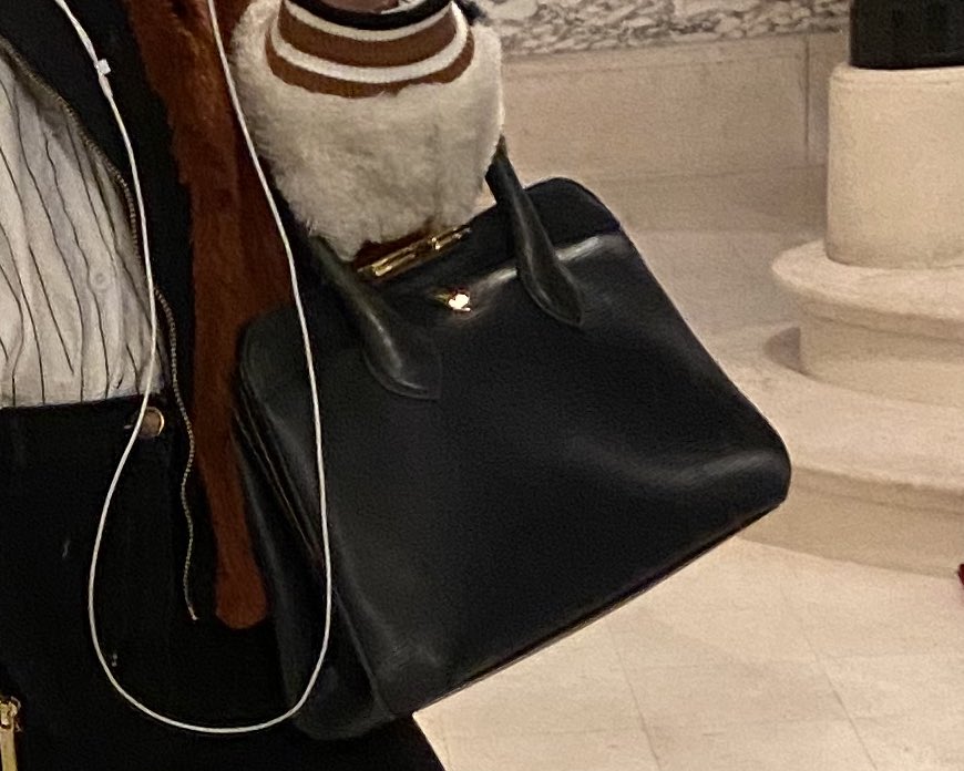 a_agamn's tweet photo. Je me suis fais voler mon sac aujourd’hui sur les Champs Elysées. C’est un Yves Saint Laurent bleu marine qui a une grande valeur sentimentale pour ma mère. Si qqn le trouve sur un site de revente (Vinted, ebay,...) merci de me prévenir je serais prête à le racheter https://t.co/UHUy72qPJe