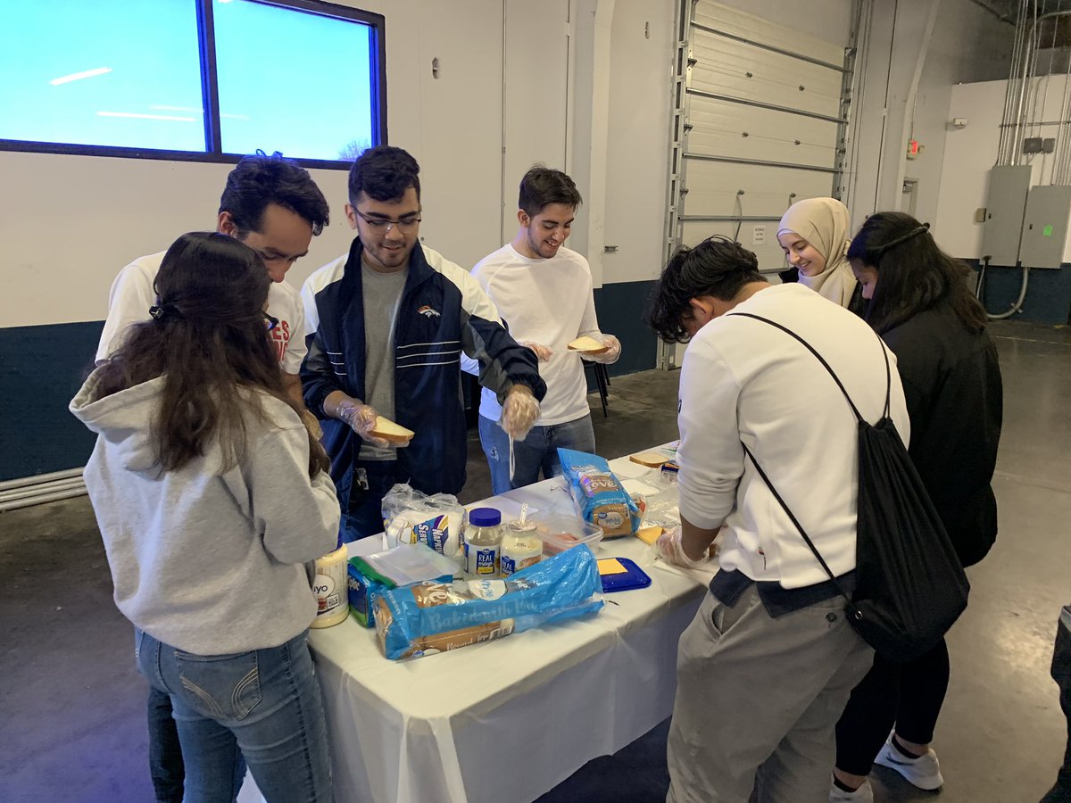 Lakesforlives's tweet photo. lakes 4 lives and NHS members partner up with UH’s UMR to feed the homeless in downtown!! https://t.co/B4bq33EIEf