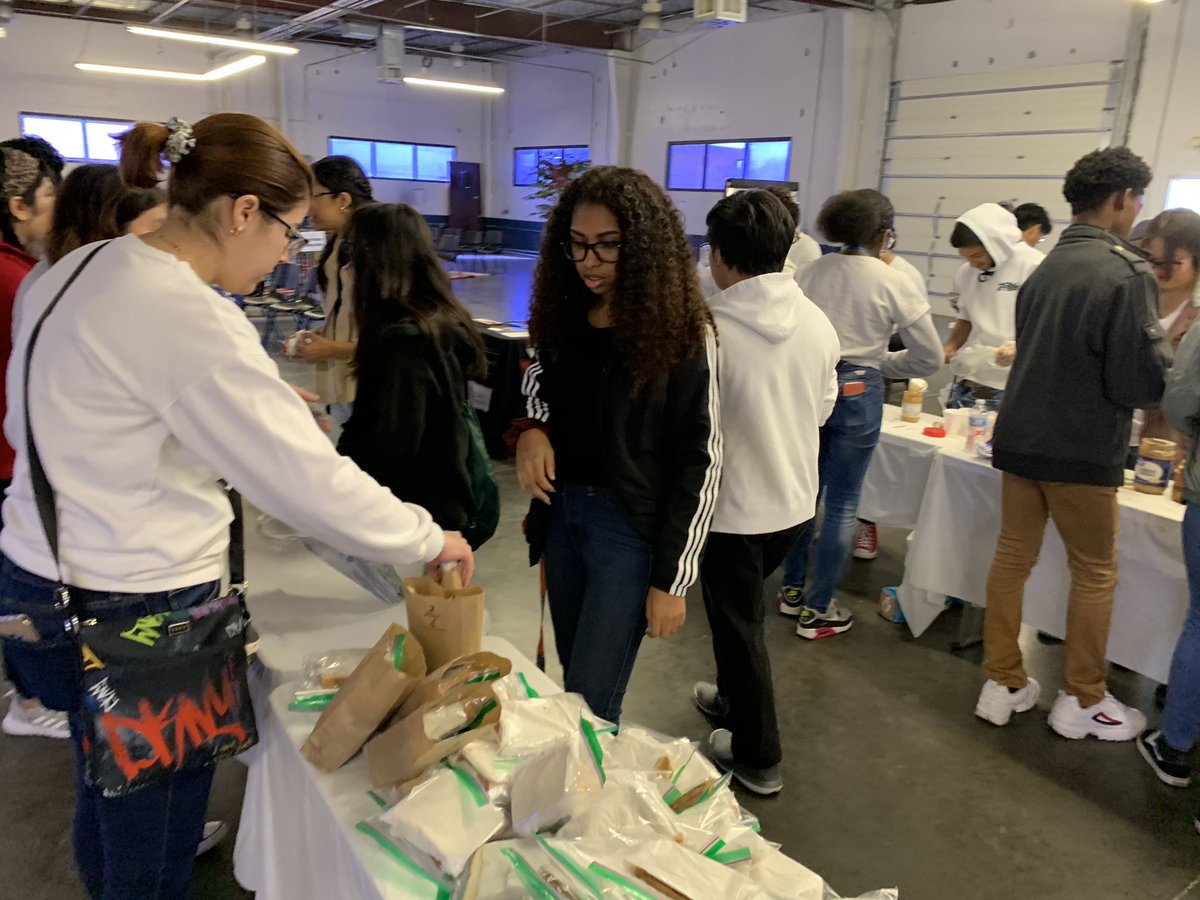 Lakesforlives's tweet photo. lakes 4 lives and NHS members partner up with UH’s UMR to feed the homeless in downtown!! https://t.co/B4bq33EIEf