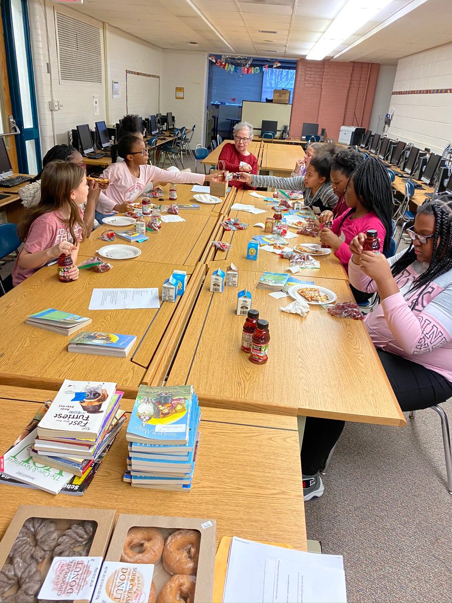 y_wallacechuh's tweet photo. A few young lady 5th Grade Noble Scholars meet with @NCJW National Council of Jewish Women for Book Club. What’s better than discussing a book and having lunch pizza.
/Cleveland #WaitingForTheMagic by Patricia MacLachlan https://t.co/rGCdeeLwXn