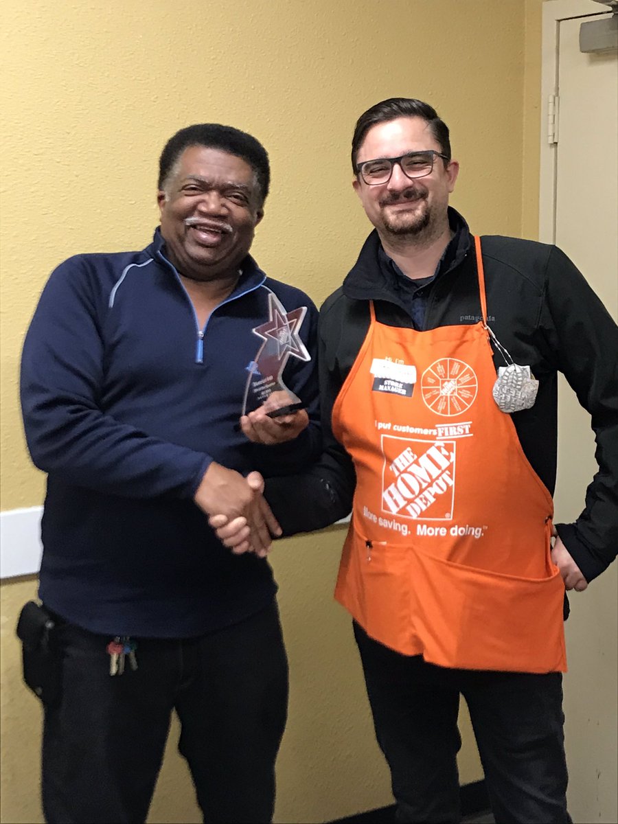 BonnieJKoerner's tweet photo. DS of the 3rd Qtr!!!Thank you Ron Hall for all that you do for THD and The EC.  #WeNotMeat0643 @sean_john5 @NestorM0643 @MiguelS07665812 @twylaroberson17 @btrotter64 @tracie_daniels #PacNorthProud https://t.co/QKB21R1fzD