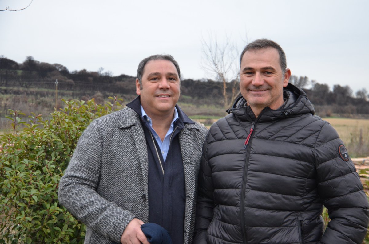 PaysanduMidi's tweet photo. Après l'été de #canicule et #incendies dans le @Gard, la @msa_languedoc était présente chez Benoît &amp; Denis Julien, éleveurs à #Générac. 600 dossiers pris en charge / la #MSA au titre des cotisations, soit 1 M€ pour les #agriculteurs et #JA touchés #solidarite #Gard🐎🐂👨‍🌾🔥 https://t.co/9nB8J6Otfd