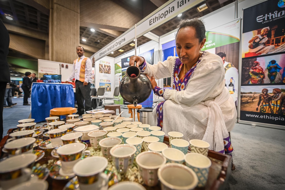 Au salon, nos exposants vous offrent un réel avant-goût de ce qui vous attend à destination 😋 En vous faisant découvrir leurs spécialités, comme au kiosque de l’Éthiopie, où l'on vous sert le thé chaque année!

#SITV #tea #TeaTime