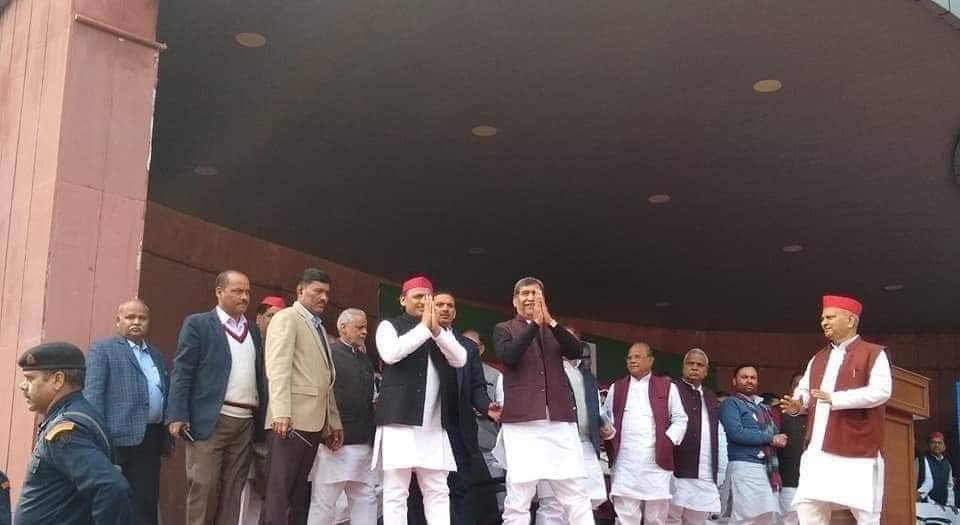 RPCoffice's tweet photo. आज समाजवादी परिवार  में पुनः शामिल कराने के लिए आदरणीय अध्यक्ष  श्री @yadavakhilesh जी का बहुत बहुत धन्यवाद एवं आभार। https://t.co/DYhqk4wNI8