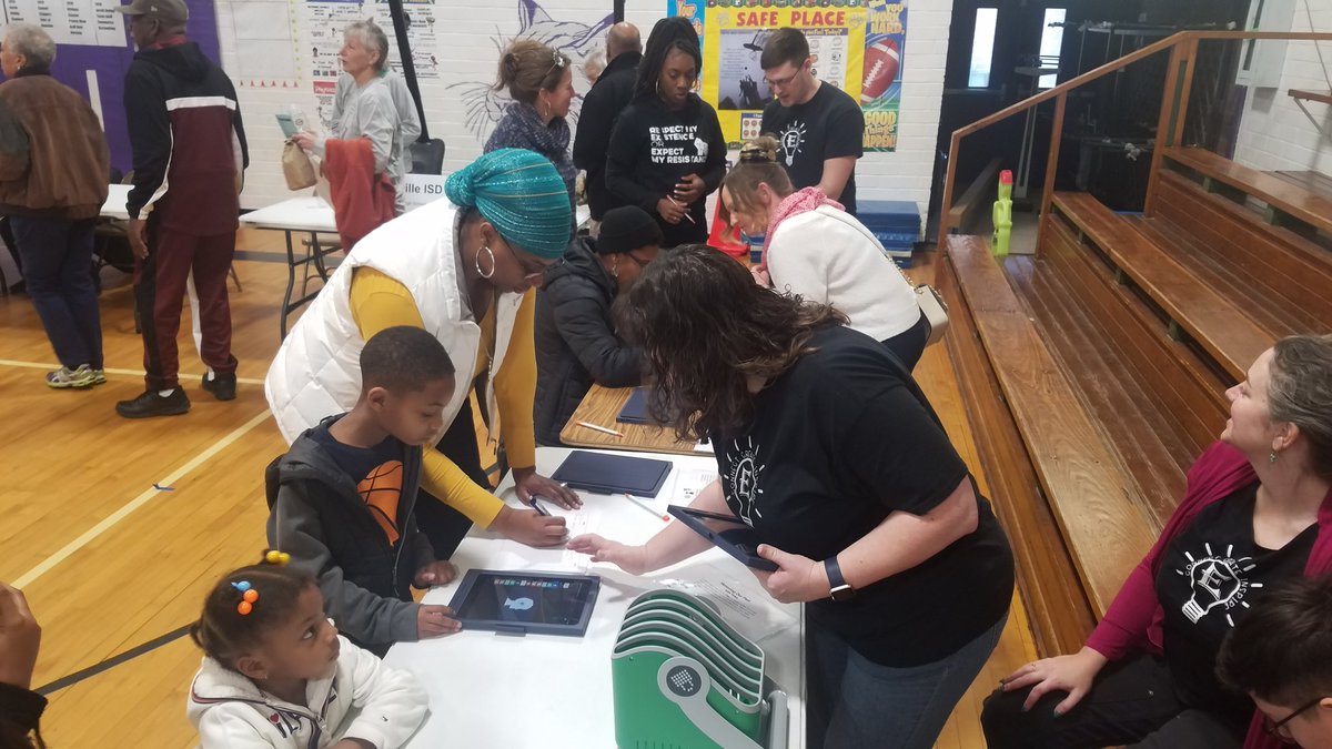 ElginISD_Learns's tweet photo. It was great seeing the community come out for the 31st Annual #MLKDay Walk for Peace, Justice and Equality. The creations and remembrances are stunning. #OTOTOF #DayOfService #LeadAndLearn https://t.co/tpNnSF63t9
