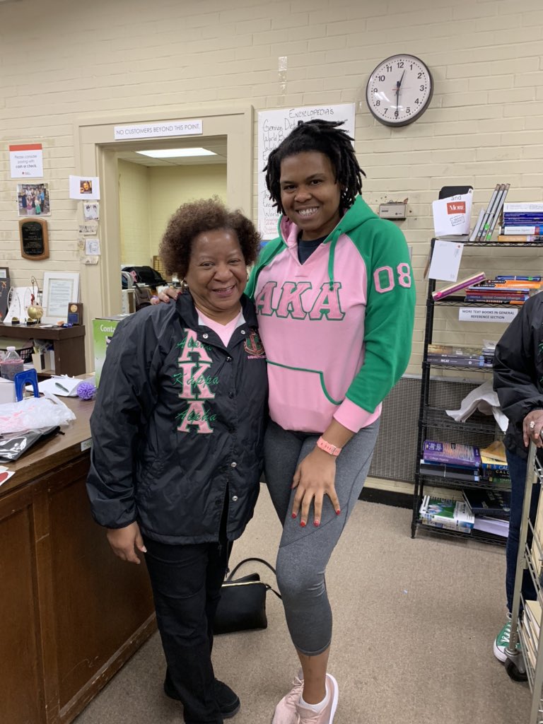 mrsrichardsonrv's tweet photo. We participated in the @GNO_AKA Service Project packing books at the Richland Library Operations Center
@RVHS @DrFoxworth #MLKDayofService #ADayOnNotOff https://t.co/9qkKSt8vvT