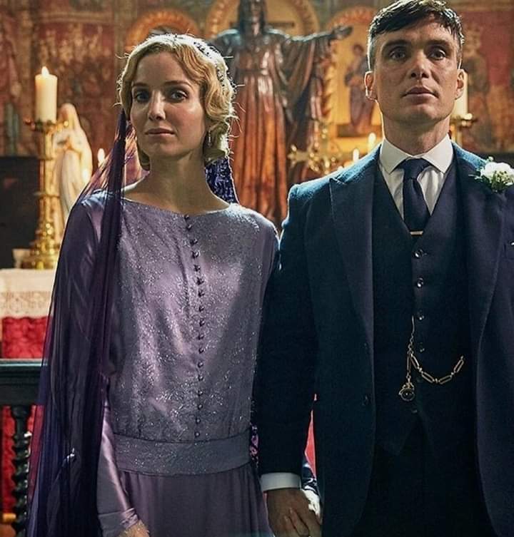 Свадьба шелби. Острые козырьки джон шелби свадьба. Свадьба шелби. Шелби семья грейс. Костюм томми шелби свадебный.