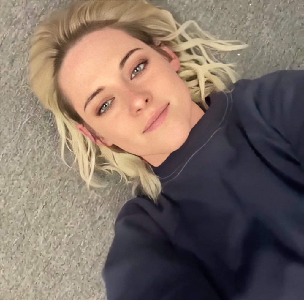 KRISTEN STEWART. THAT'S IT. THAT'S THE TWEET.