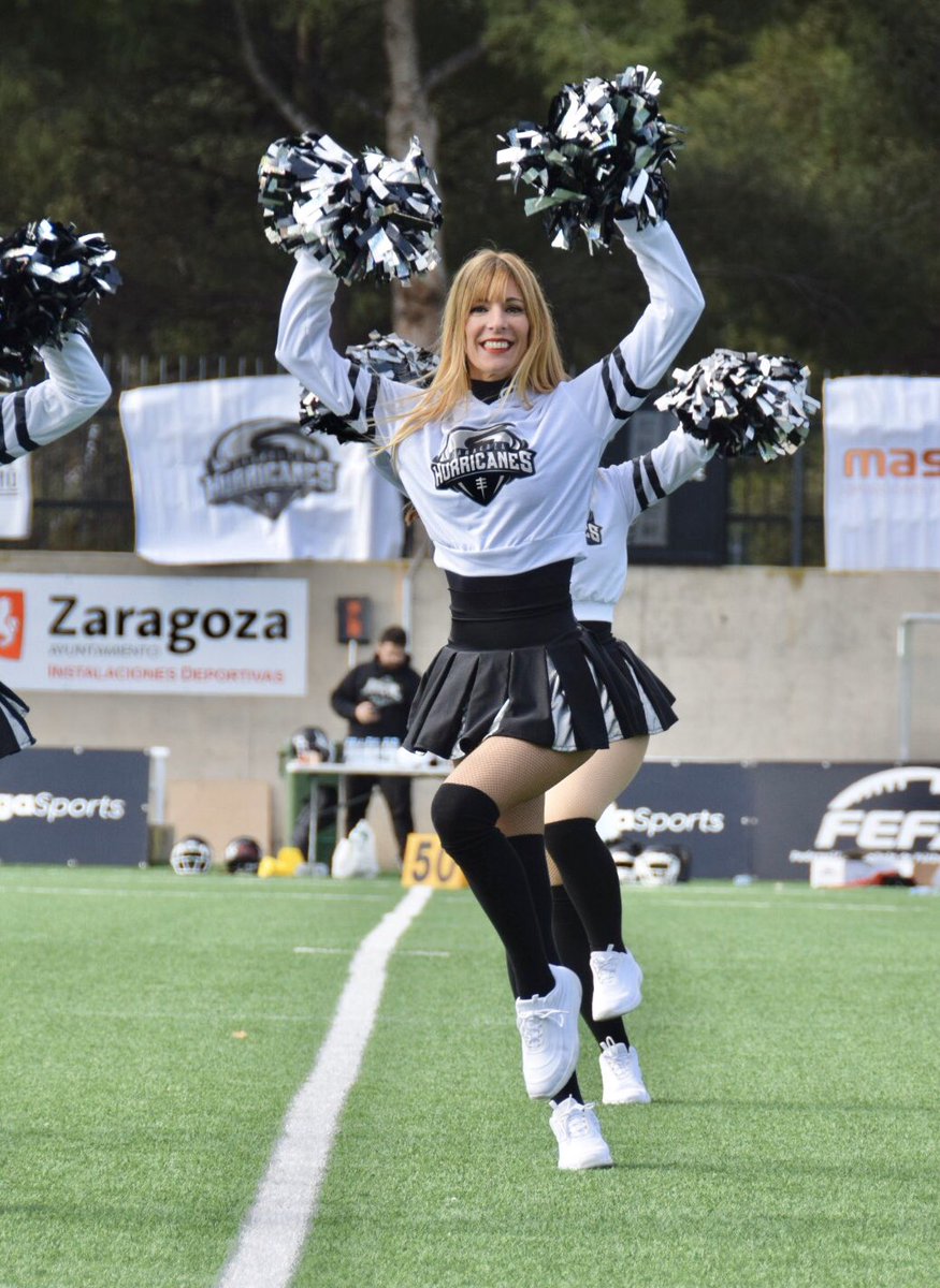 Cambiamos de deporte...🏈🏈🏈 #cheerleader #goldencheer #zaragozahurricanes #lnfa #futbolamericano