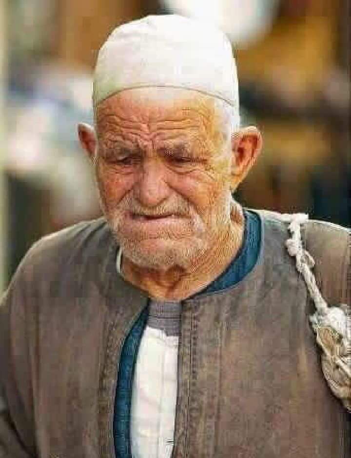 كانت أمي تقول لنا دائماً:
إضحكوا في وجه أبيكم عندما يعود إلى البيت، فالعالم في الخارج موحش يحطم الأباء.❤️