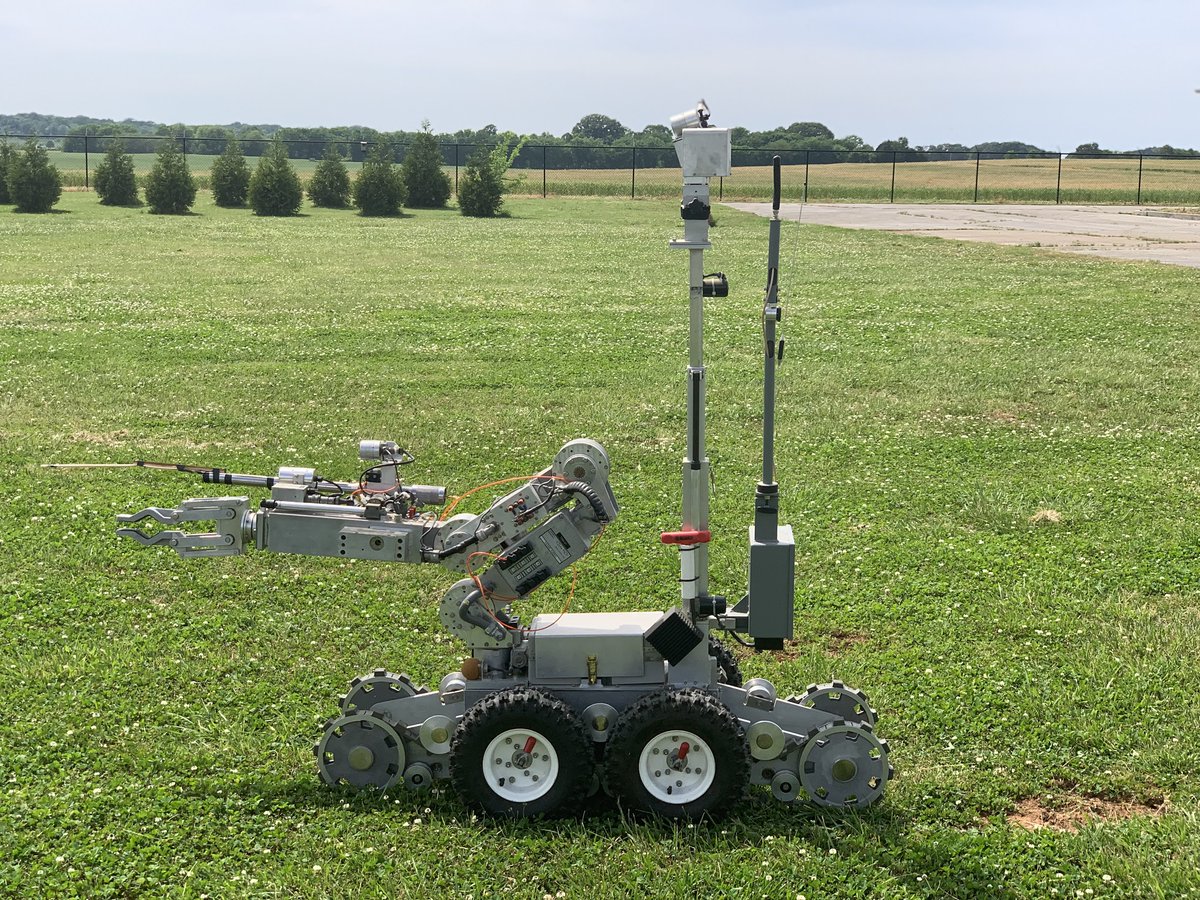 FlorenceALPD's tweet image. The Florence Police Department's Hazardous Devices Unit will be at Hibbett Middle School tomorrow morning showing off some of our robots to the Robotics Class. Please don't be alarmed if you see a larger police presence than usual.
#communitypolicing #robotdemo