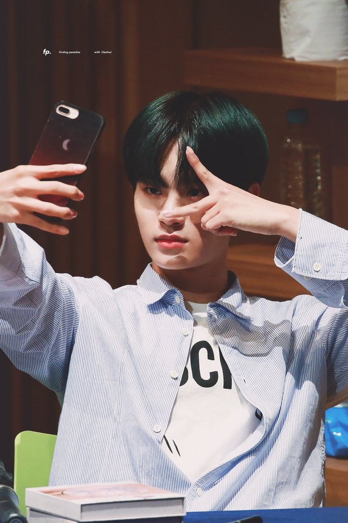 _bot_green's tweet photo. 90. 워너원/AB6IX 이대휘 https://t.co/ICiEYyOGgj